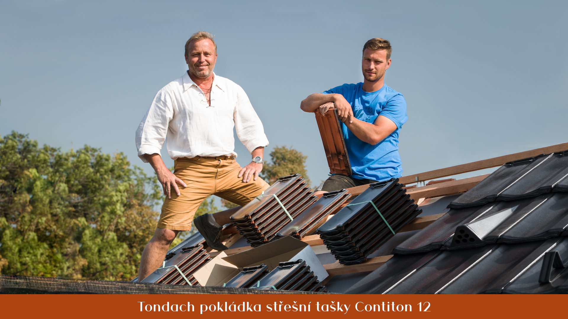 dvojice mužů stojících na střeše
