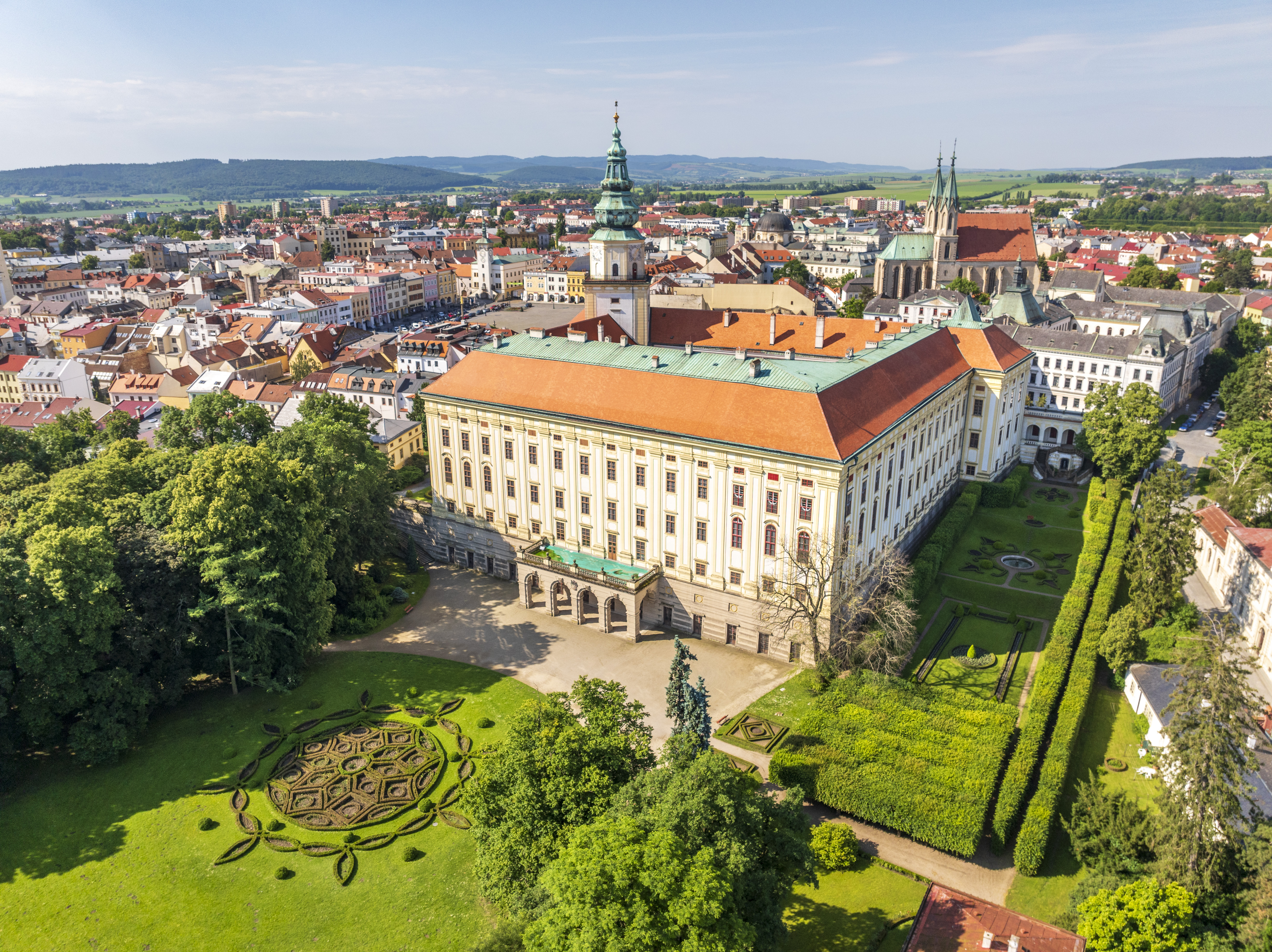 velká budova s velkou věží a zahradou před ní
